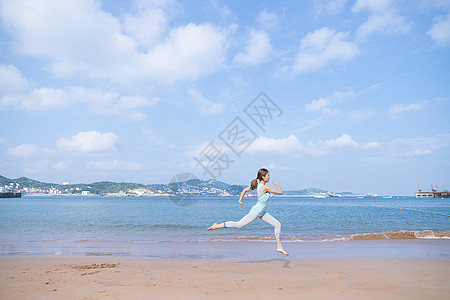 夏日跑步女孩夏日海边美女跑步背景