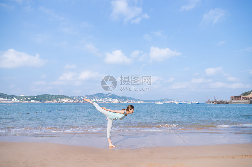 海边夏日美女瑜伽图片