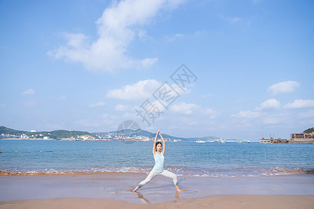 海边夏日美女瑜伽图片