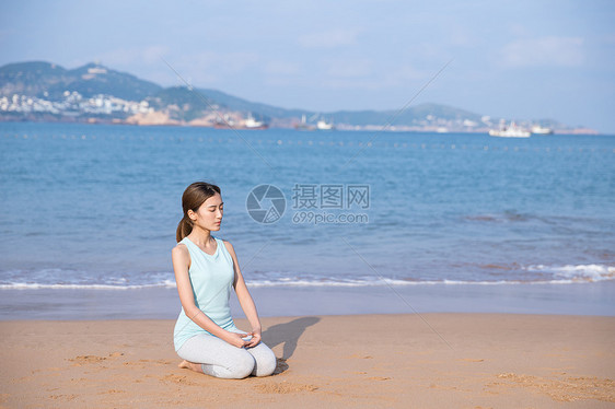 海边夏日美女冥想图片