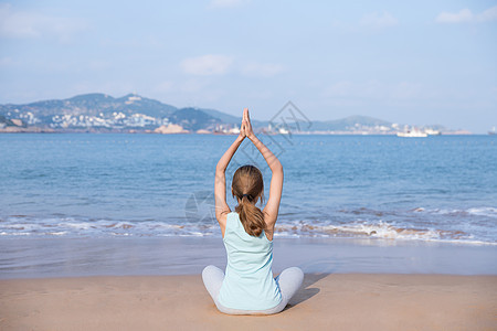 海边夏日美女打坐背影图片