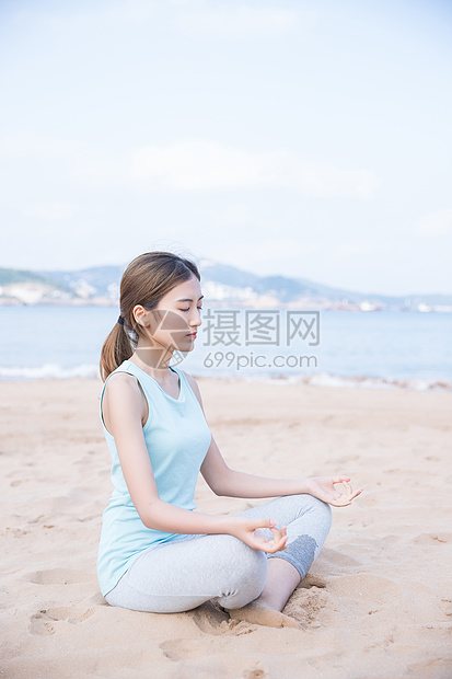 海边夏日美女冥想图片