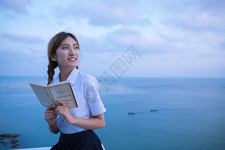 黄昏美女海边可爱学生阅读背景