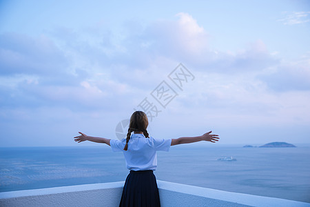 唯美女孩背影夏日海边黄昏女孩背影背景