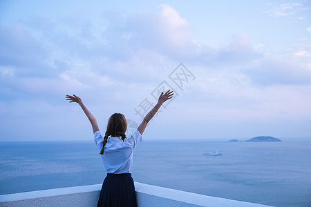 夏日海边黄昏女孩背影高清图片