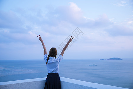 夏日海边黄昏女孩背影图片