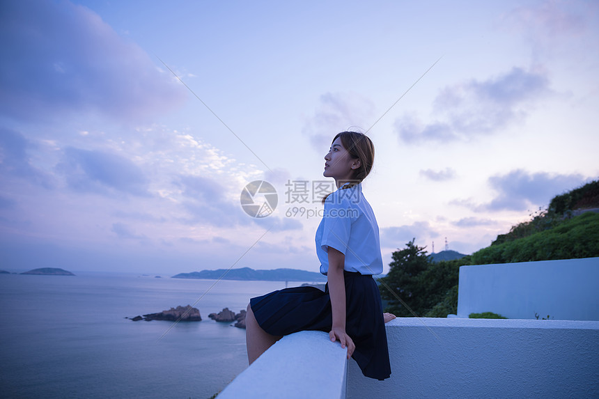 夏日黄昏海边美女图片