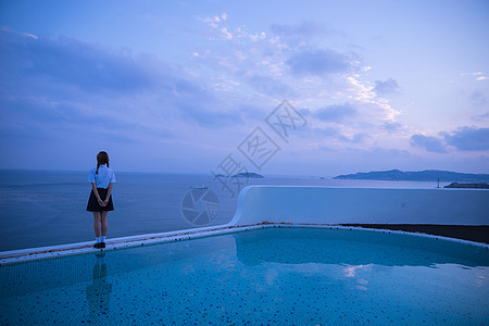 黄昏美女夏日黄昏泳池美女背影背景