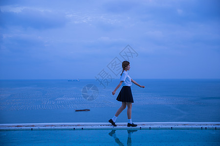 海边美女夏日海边黄昏学生背景