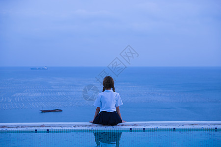 黄昏美女夏日黄昏泳池美女背影背景