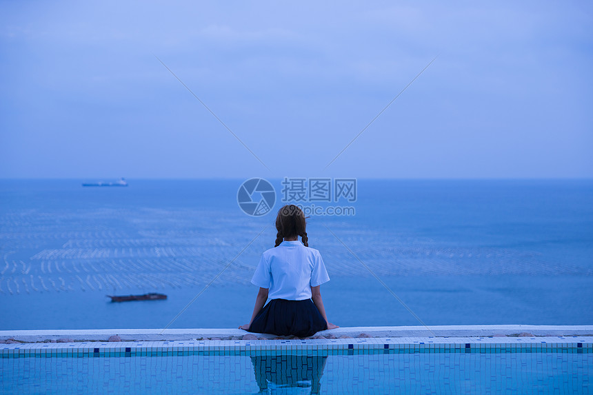 照片 人物情感 夏日黄昏泳池美女背影.