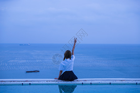 黄昏美女夏日黄昏泳池美女背影背景