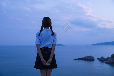 唯美女孩背影夏日海边黄昏女孩背影背景