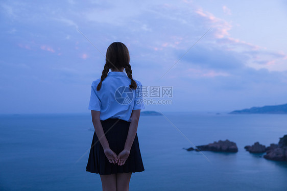 夏日海边黄昏女孩背影图片