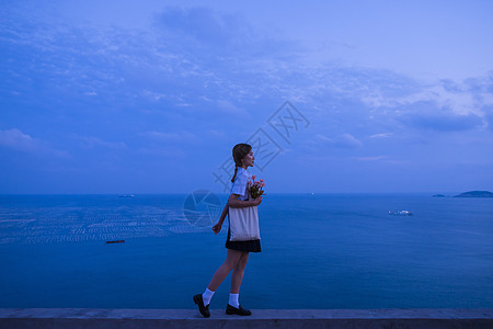 夏日黄昏海边文艺美女图片