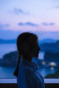 海边美女夏日黄昏美女窗边剪影背景