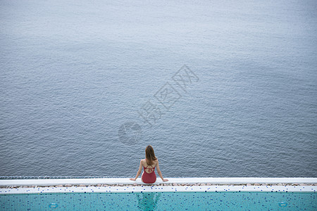 海边泳池美女背影高清图片