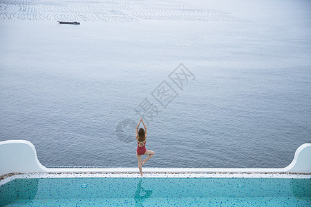 唯美瑜伽海边泳池美女做瑜伽背影背景