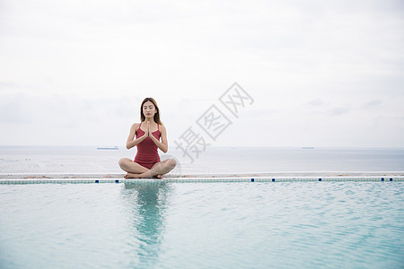 唯美瑜伽海边泳池美女做瑜伽背景