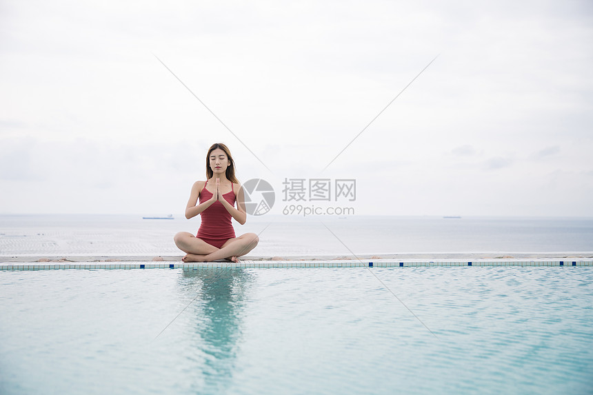 海边泳池美女做瑜伽图片