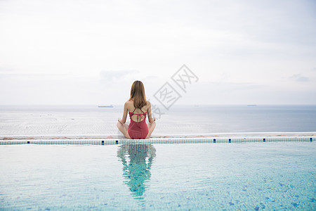 海边泳池美女瑜伽背影图片