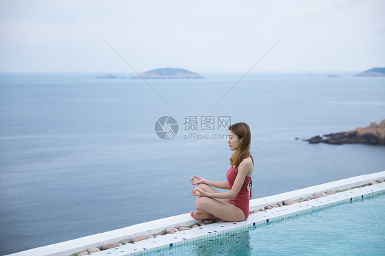 海边泳池美女做瑜伽图片