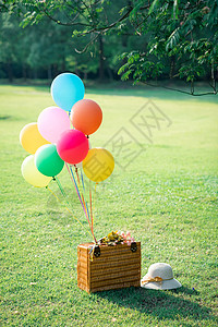 彩色气球房子气球野餐箱背景