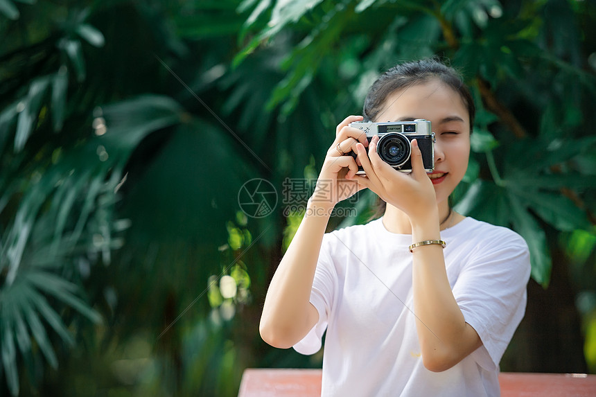 拍照的女孩图片