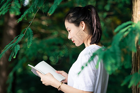 女孩树林里阅读图片