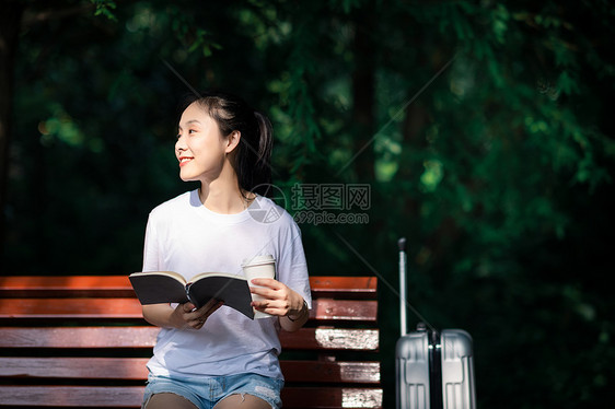 女孩树林里阅读图片