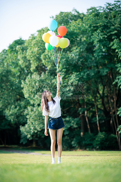 拿气球的女孩图片