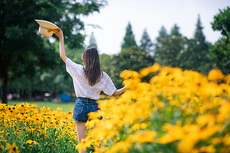 花海女孩背影高清图片