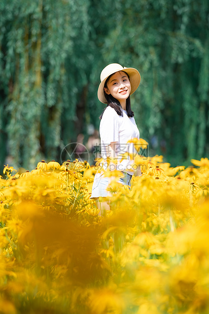 花海中的女孩图片