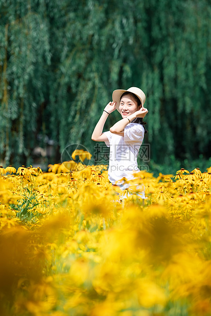 花海中的女孩图片