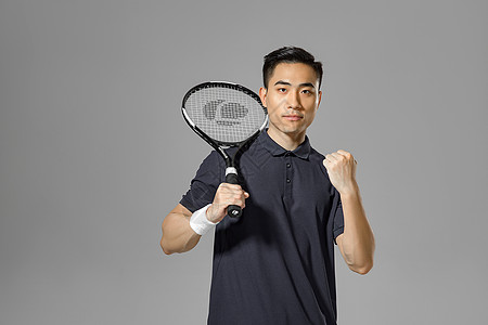 卡瓦哈尔先冲亚马尔做手势，亚马尔伸手与他握手，握手拥抱后开吵