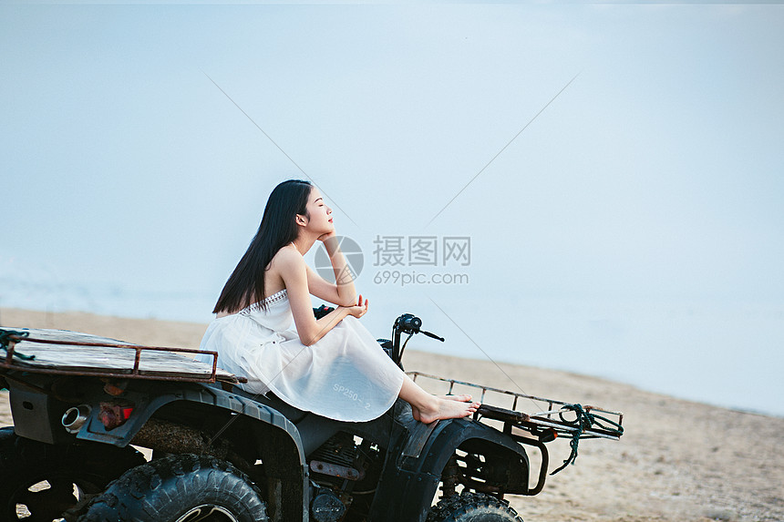 坐海边沙滩车上的女生图片