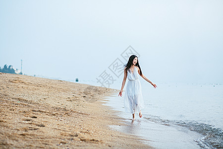 海边奔跑女孩高清图片