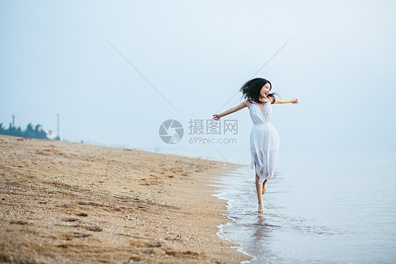 海边跳跃美女图片