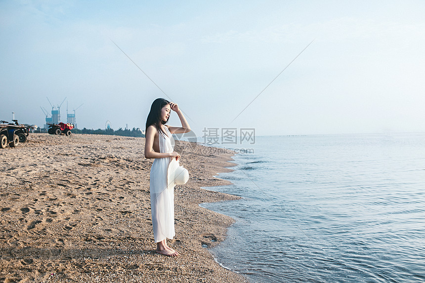 海边静立的少女图片