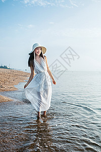 漫步海边的女生图片