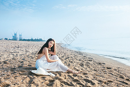 沙滩美女海边听音乐人像背景