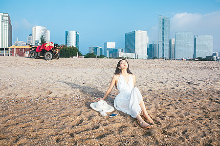 海边美女躺在海边的女孩背景