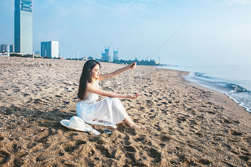 沙滩玩沙子美女图片
