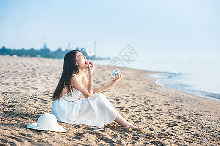 海边吃零食的女孩高清图片