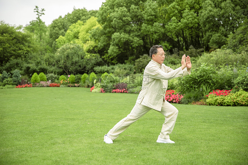 老年人太极锻炼图片