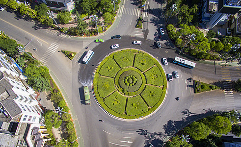 车的俯视图道路环岛路口航拍背景