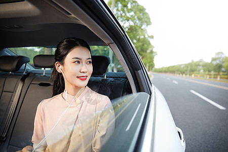 年轻美女在车内听音乐高清图片