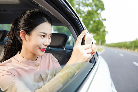 美女坐车内拍照高清图片