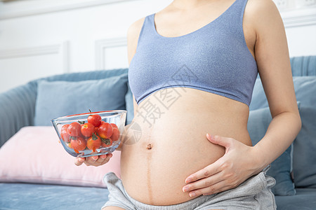 孕妇吃水果背景