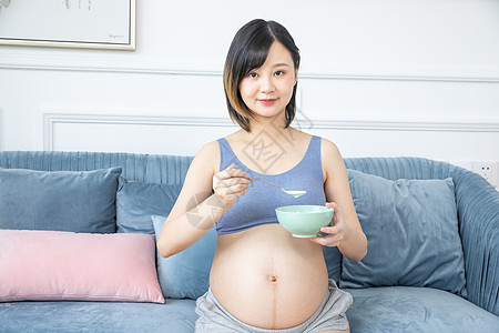 孕妇喝酸奶图片